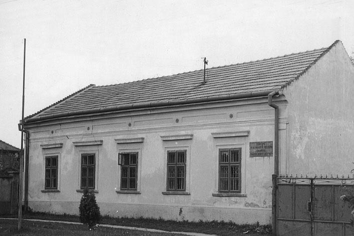 Dom Kozmovcov Hoci vedenie obce sa sústavne borí s nedostatkom financií, úspešne sa tu rozvíja súkromné podnikanie.