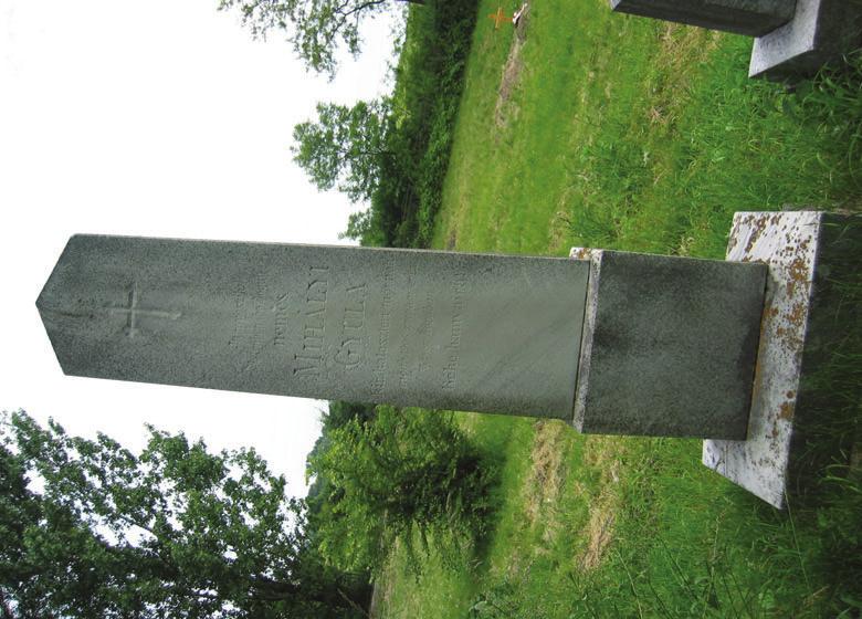 Náhrobok Júliusa Mihályia storočia, ktorý postavila rodina Kozmovcov. Je to prízemný dom na pôdoryse s tvarom L, do dvora otvorený pilierovou chodbou.
