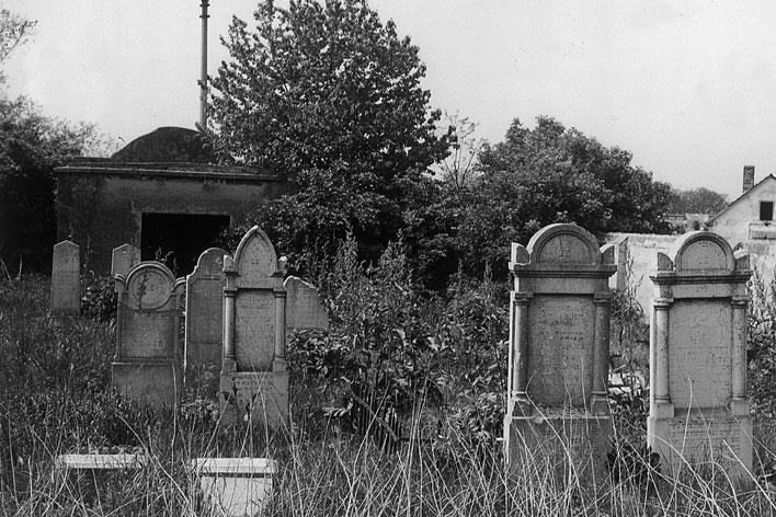 Židovský cintorín rodiny Kissovcov. Neogotické mauzóleum v parku kúrie dala r. 1903 postaviť barónka Michaela Feketeová.