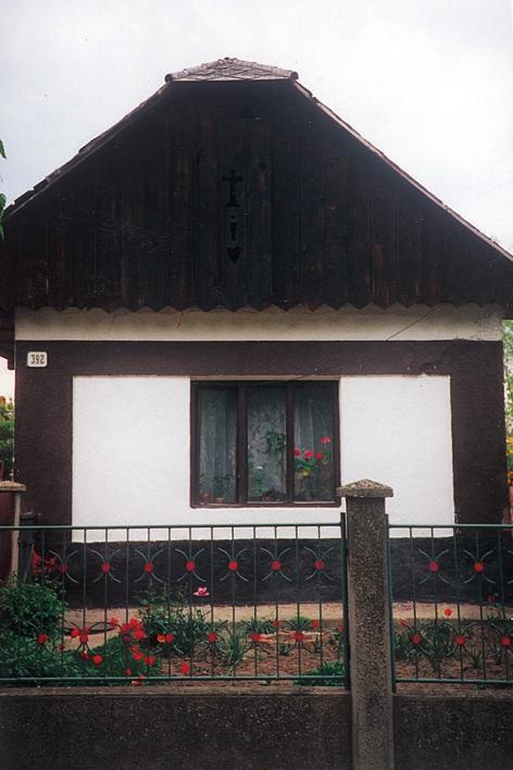 Typický ľudový dom maliarkou. Brat predchádzajúcej Msgr. Ernest Nyáry (1906-1987) bol 51 rokov misionárom v Bagdade, 16 rokov biskupom vo francúzskom Avone, kde je aj pochovaný.