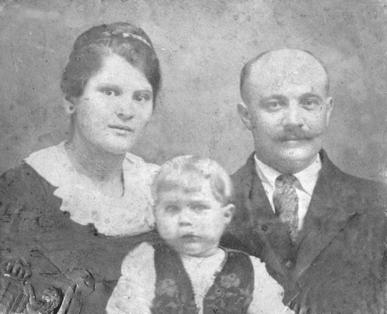 Aici Ana îl cunoaşte pe Ştefan Dragoş, originar din Hideaga, cu care se căsătoreşte în anul 1916, la vârsta de 16 ani.