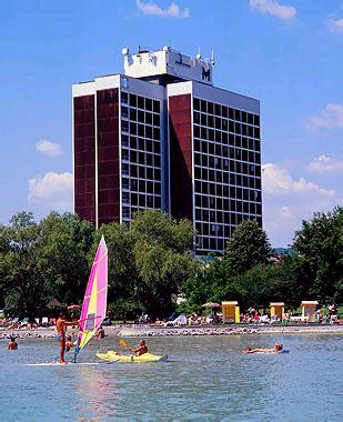 1980-as évek: svéd hitelbıl a bükfürdıi Thermal szálloda, magyar-osztrák-dán együttmőködésbıl a Club Tihany épült fel, osztrák