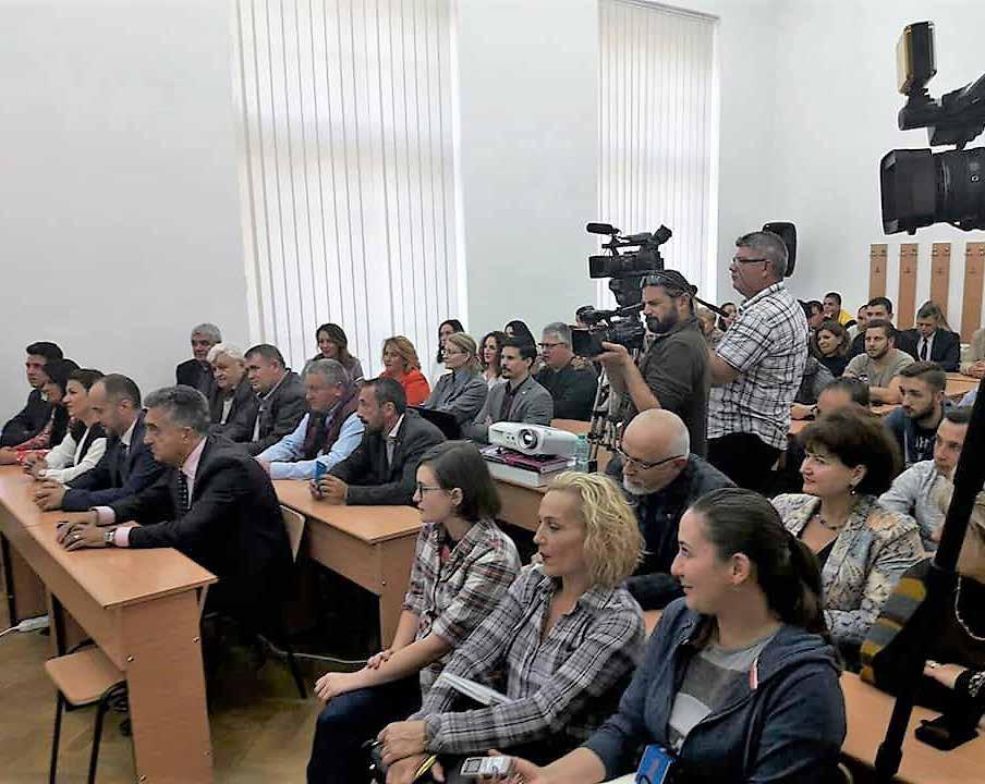 prof. univ. dr. Nicolae Istudor și prof. univ. dr. Cosmin Dobrin, precum și diploma de cetățean de onoare al municipiului Deva coordonatorului Centrului ASE de la Deva, prof. univ. dr. Ioan Radu.