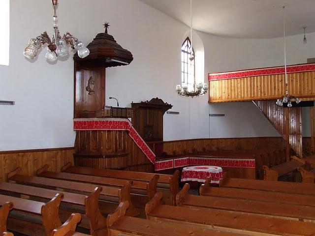 Interiorul bisericii reformate din Tăuteu Biserica romano- catolică. De mai mult de 100 de ani este filiala bisericii de la Micske.
