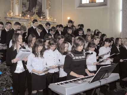 Abteilung der Dr. V. Babeº Schule ein Weihnachtskonzert in deutscher Sprache. Die in den vergangenen Jahren bereits zur Tradition gewordene Veranstaltung fand in der St. Josef Kirche statt.