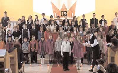 Anschließend an den Gottesdienst präsentierten die Kinder ihr Programm, das sie zur Feier der Geburt Jesu vorbereitet hatten.