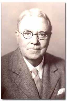 Walter Bradford Cannon (1871-1945) Szisztémás stresszfolyamatok Walter Bradford Cannon vezette be 1926-ban a homeosztázis fogalmát, és leírta a vészreakció jelenségét, amikor a mellékvesevelő