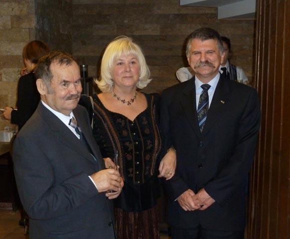 ANU Y EBRU Y 2012 nemzedékre, apáról fiúra miként Szervátiusz Jenõ Szervátiusz Tibornak - adta tovább a feladatot: hogy Magyarország magyar ország maradhasson A Szervátiusz Alapítvány ennek a magyar