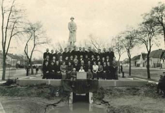 Rok 1914 priniesol I. svetovú vojnu. Podľa menoslovu na pomníku padlo v tejto vojne 99 Biskupičanov. Počas prenasledovania Židov z Biskupíc zomrelo šesť ľudí v koncentračných táboroch.