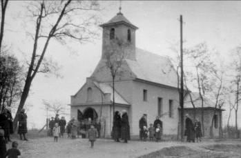 Značné škody vznikli tureckým pustošením, kedy bolo zničené staré gotické zariadenie kostola a vežové hodiny (1683). Spomínajú to tri vizitácie, v r. 1694 Szencziho, v r. 1714 Pongráczova, v r.