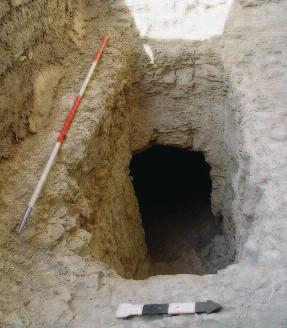 későbbi korban készítették. A szaff-sír eredeti sírkamrájának további jelöltjeként kezelhetjük a nyugati oldalkamra aknáját.