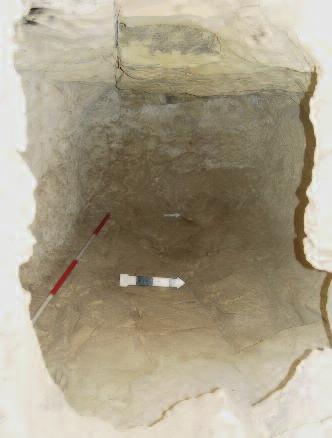 Kelet-nyugati tájolásával és méreteivel (2,2/2,3 x 1 m) a tengely folyosójának végén lévő aknasírhoz igen hasonlatos, ámbár jóval mélyebb (2,8 m), az