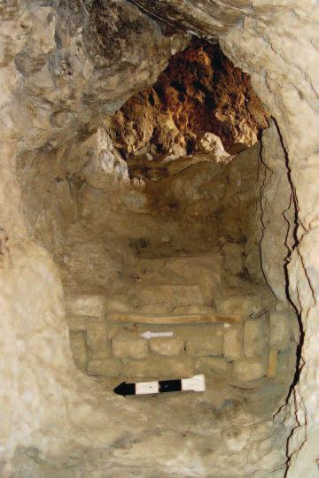 2009. i. évfolyam 1. szám 18. dinasztia korára jellemző akna körvonalai, viszont az egyetlen, még törmelékkel borított kultuszkamrában felismerhető, hogy később több akna, illetve lejárat is készült.