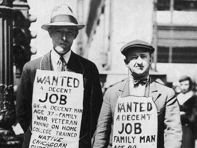 b) Habitants de Chicago à la recherche de travail, 1930 (Texte des affiches : «Cherche travail décent») 1.