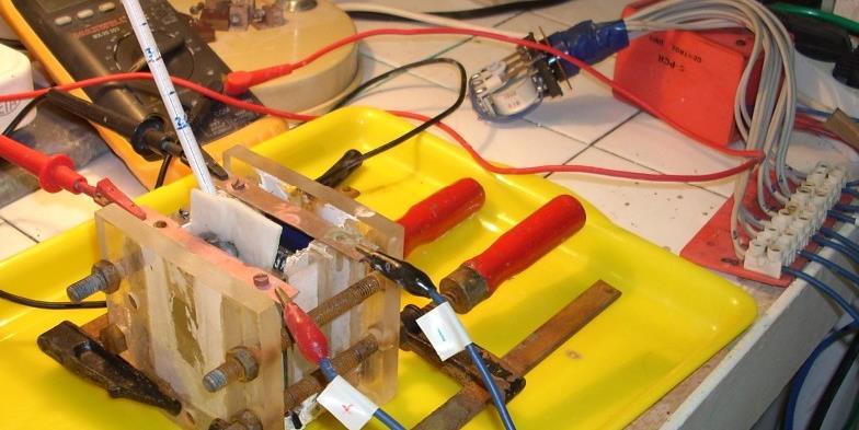 forgó katóddal és a katódfelületet folyamatosan tömörítő mechanizmussal, valamint egy ezt henger szimmetrikusan körbe vevő gyűrűs anóddal működő elektrolizáló rendszert.