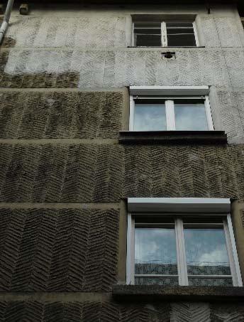 Az épületek jellegzetességét a falfelületek textúrája, az erkélyek népies motívumú műkő korlátja, valamint a szintén népies témákat feldolgozó, sgraffito