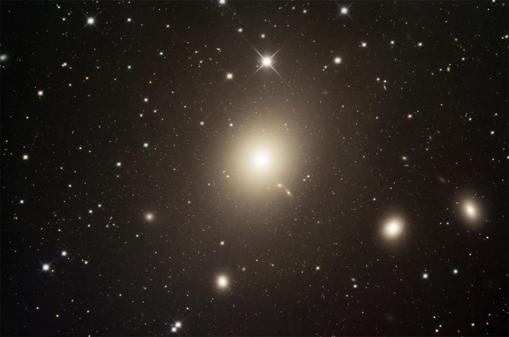 Elliptikus galaxisok I I I I vo ro s (vagy ke k) ellipszoid szivar, diszkosz vagy ha