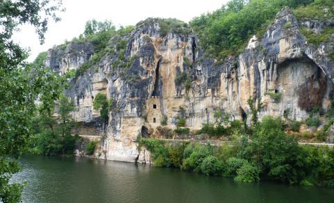 Cirq-Lapopie, Cahors középkori városnegyede, Luzech kastélyai, a folyóparti sziklákba vájt