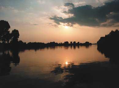Rétköz cantităţile ajung la 650-700 mm (datorită poziţiei apropiată ai Carpaţilor Orientali) Tisa este râul cel mai mare şi important al judeţului (al doilea ca lungime din Ungaria, are izvorul în