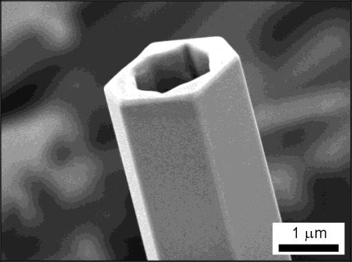 a) b) 4. ábra ZnO nanocsövek SEM felvétele. Az a) képen szereplő mikrocső VLS technológiával [71], a b) képen levő (saját minta) utólagos KOH-s marással készül.