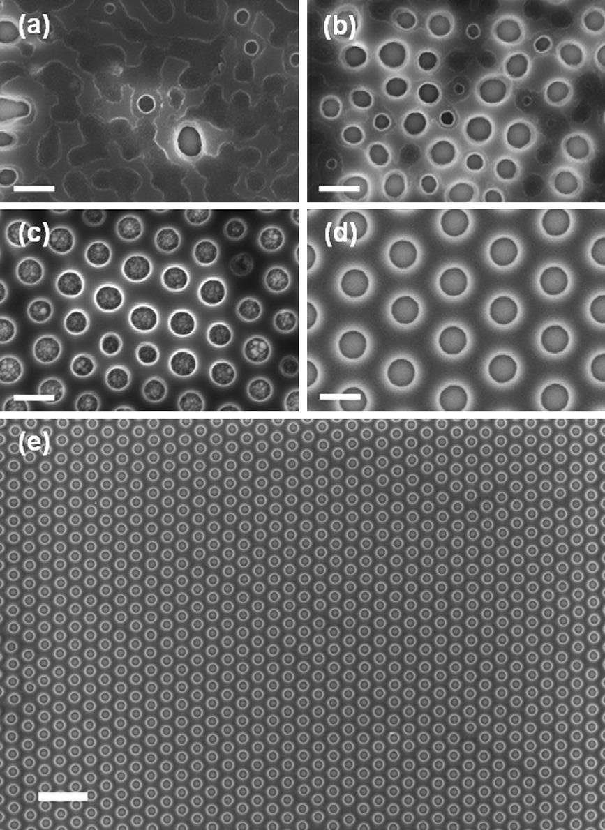 700±10 nm-es polisztirol nanogömbökkel készített litográfia látható az 45.