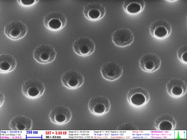 48. ábra NSPL-lel készített mintázatok SEM felvétele 200 nm-es fotolakkban, kb. 520 nm-es szilika gömbökkel.
