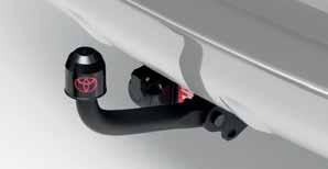 A Yaris Hybrid modellekre nem szerelhető vonóhorog. - A Toyota logóval ellátott fekete vonógömbsapka is része a szettnek.