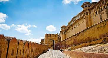 hatórányi autóútra fekvő Jaipurba, a mesés bazárok, gazdag paloták, ún. havelik városába.