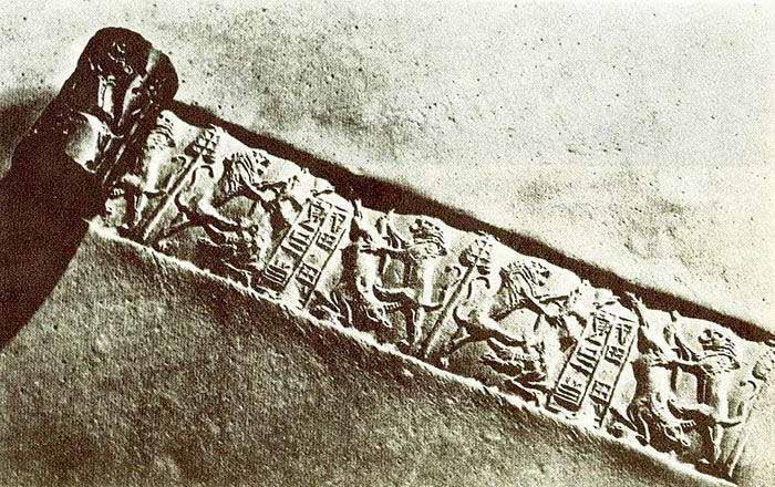 Pecséthenger Jellegzetes sumér eszköz. Az írás megjelenésével párhuzamosan jelentek meg Dél-Mezopotámiában. (Később természetesen a környező népek is átvették és használták.