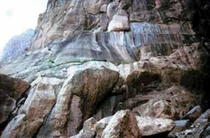 A sziklafalakon ugyanaz a szöveg szerepelt három különböző ékírásos nyelven: óperzsául, elámiul és akkádul.