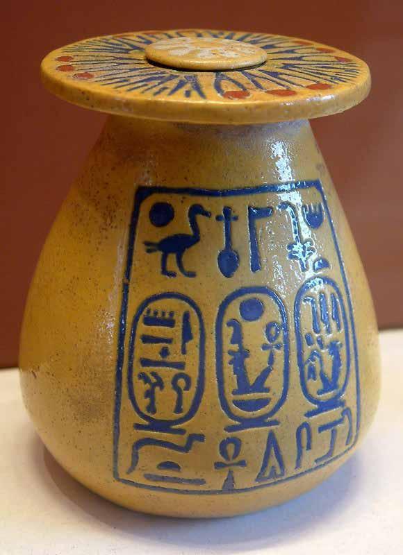 Egyiptom Az egyiptomi írás az ún. hieroglif írás, írásjele a hieroglifa (görög elnevezés: szent vésés, szent jel). I.e. 3000 körül alakult ki.