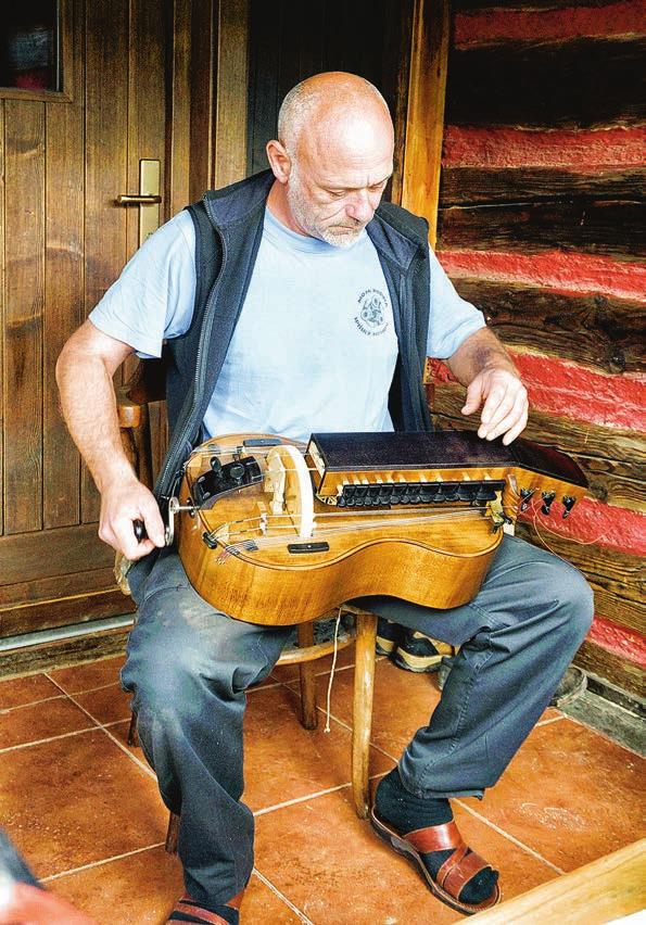10 / ROZHOVOR DEVÄTNÁSTA NEDEĽA V CEZROČNOM OBDOBÍ Skutočná hodnota hudobného nástroja je v jedinečnom zvuku MICHAL SMETANKA (* 1972) vyštudoval v Prešove hudobnú výchovu a pedagogiku.