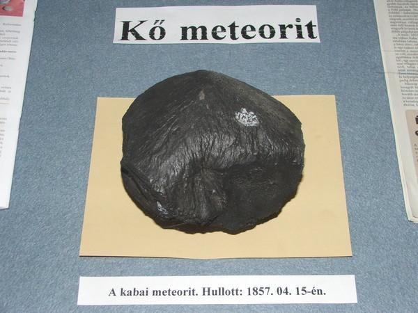 Közöttük nagyon sok szenes kondrit található. Ilyen volt a kabai meteorit is, melyet 1857- ben találtak. A tömege 2,6 kilogramm. A Debreceni Kollégium Múzeumában látható. (Forrás: csillagváros.