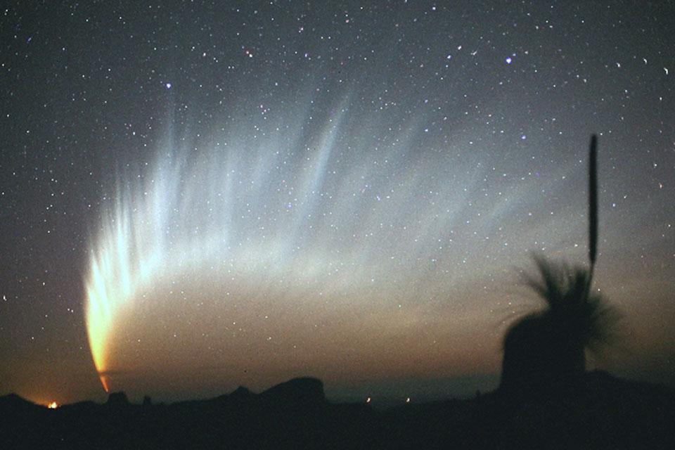 A McNaught-üstökös káprázatos porcsóvája. A 2007-ben készült képet a felfedezője készítette Ausztráliából. (APOD.