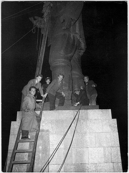 La estatua de Stalin en la noche de 23 de octubre Hoy el afán principal de los enemigos de nuestro pueblo es intentar que se tambalee el poder de la clase obrera, aflojar la alianza obrera y