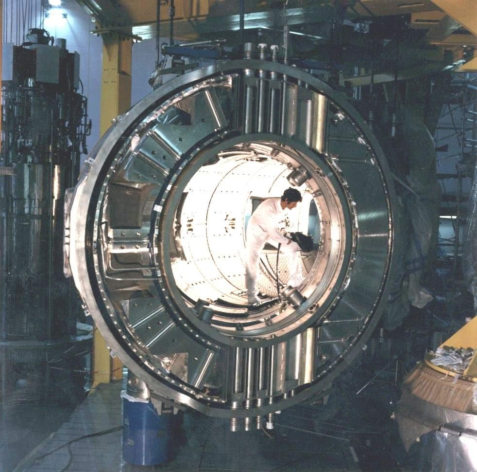Fúziós technológiák: vákuum, mágneses tér Vákuum: A plazma igen