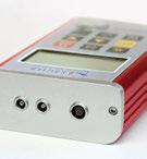 Selectable measuring units:, inch Robust metal housing Precision: 0,5 % of ± 0,04 Dimensions W D H 76 32 132 2 1.5V AA Net weight approx.