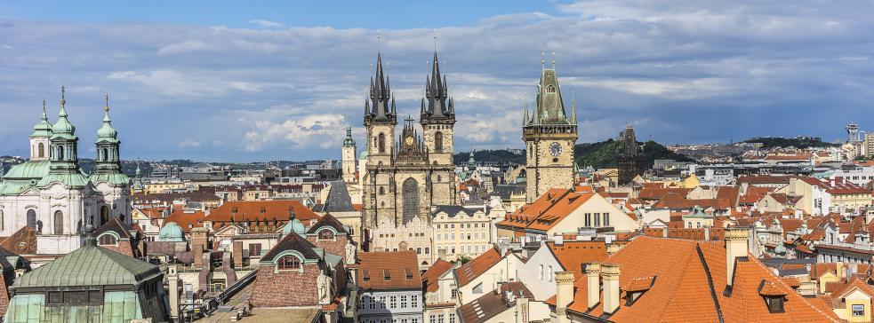 Csehország azonban nem csak a fővárosbl áll, a hegyek és dombok között számos településen találunk régi házakat, pompás templomokat, eredeti berendezésű