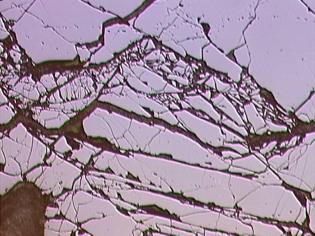 (1N) 250 µm A kromitkristályok (K) gyakran hálózatos szövetű