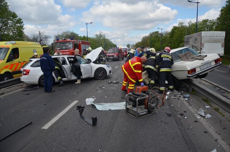 Az ellátás megfelelő sorrendben történik, melyet a sérültek aktuális állapota határoz meg, a gondolkodásbeli és cselekvési különbség az egyedi és a tömeges baleset ellátása között azon a szemléleten