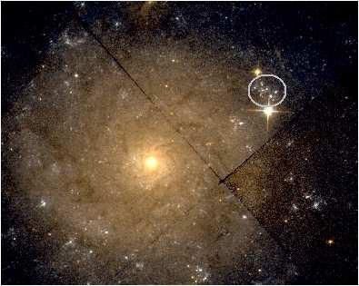 5. ábra. Az SN 2007gr szupernóva környezete az NGC 1058 galaxisban [11] 4. A sugárzás terjedése szupernóva-atmoszférában 4.1. A sugárzási transzferegyenlet A sugárzási transzferegyenlet a fotonok terjedését írja le atomokból és ionokból álló csillagatmoszférákban.