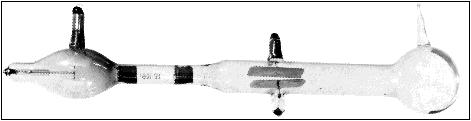 J. Thomson: katódsugárzás: elektron felfedezése, elektron tömege mazsolás pudding modell 1910 R.A. Millikan: elektron töltése 1909-11 E. Rutherford: atommag felfedezése, bolygómodell 1913 N.