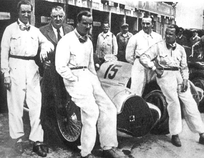 A VERSENYCSAPAT 1938-BAN t Rudi Caracciola, kèsıbb a k lfˆldi versenyzıknek kedvezett, 1938-tÛl pedig Hermann Langot t mogatta minden eszkˆzzel (Egy autûversenyzı tja).