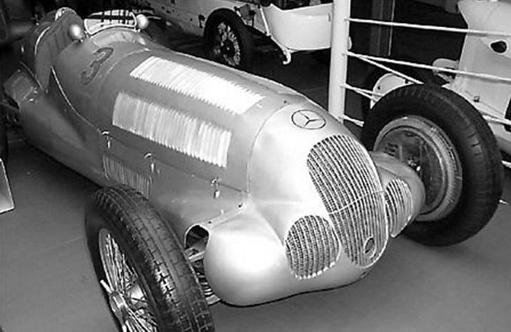 A MERCEDES 1937-ES MODELLJE,