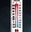 Hőmérsékleti skálák: Celsius skála [Anders CELSIUS, 1701-44, 1742] Fahrenheit skála [1714] [Daniel FAHRENHEIT, 1686-1736, 1709] (0 o F: Gdansk legkeményebb