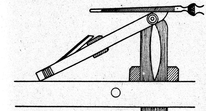 10. ábra. Fűrészpenge kalodába fogása - A kopott fogak kireszelése után a fogak terpesztését végezzük el. - Terpesztés után egyenletes nyomású és számú tolással reszeljük át a fogakat.