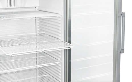 Az ergonómikus rúdfogantyú stabilitást biztosít gyakori ajtónyitások esetén is. FKW-mentes hűtőközeg.