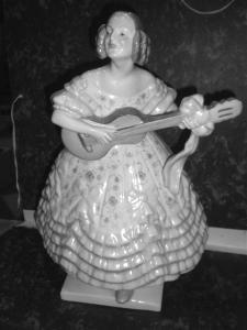 kép: Porcelán szobrocska a gitározó Dérynéről Gitározásáról így ír naplójában: Gitárt, azt tudtam játszani [tudniillik zongorázni nem volt hajlandó megtanulni, csak amennyire a saját énekének