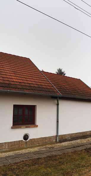 A melléképület tetőhajlásszöge és tetőformája azonos a
