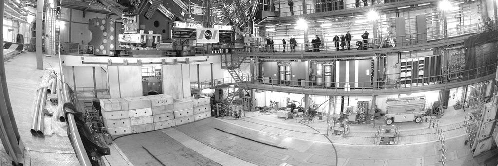 ábra: A CMS-detektor szupravezető mágnesének beillesztése A Nagy Hadronütköztető (LHC) egyik fő célja a Higgs-részecske megfigyelése.